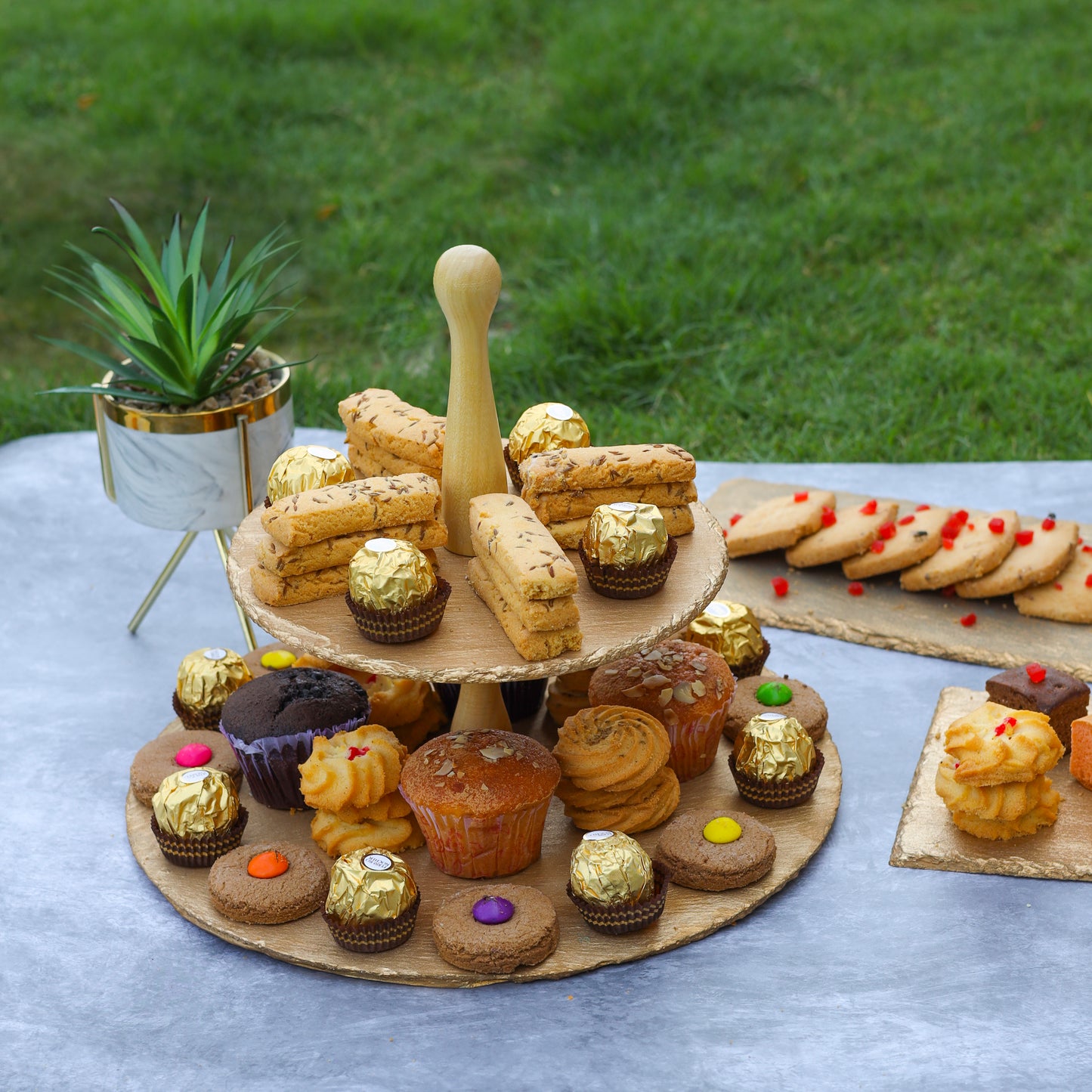 Tiramisu Wood & Resin 2-Tier Dessert Server